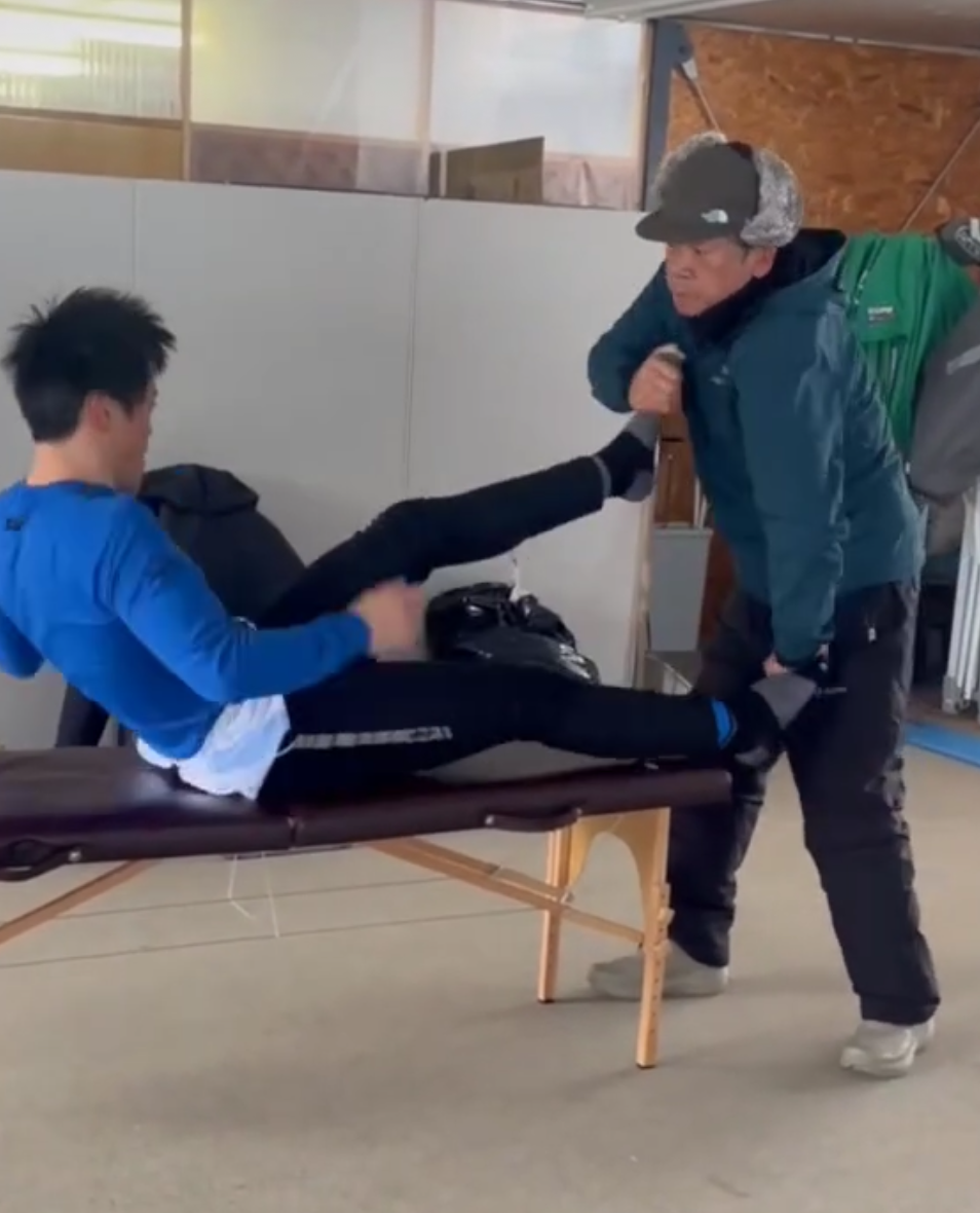 高田が選手の脚を処方する